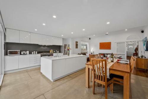 Villa Staycentral - Richmond Residence