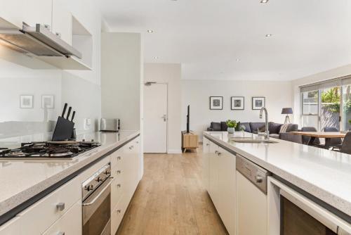 Stylish Apartment With Parking And Patio Near Dining