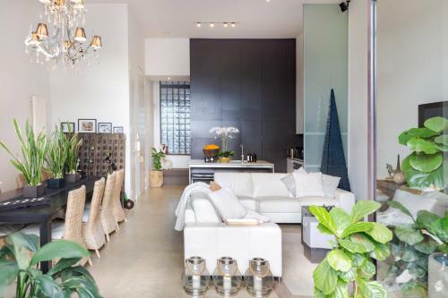 Villa Architectural Home, Pool Oasis/ Steps From Trendy Chapel St.