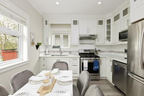 Cheerful 5-bedroom Duplex In Vancouver