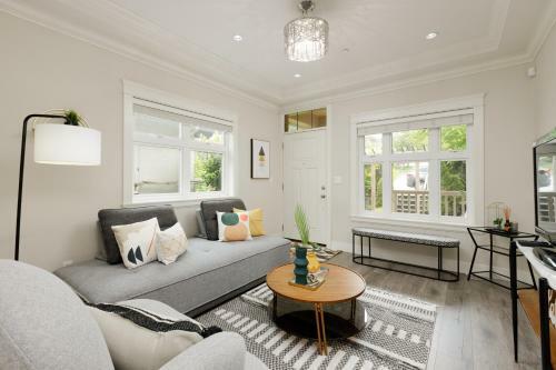 Cheerful 5-bedroom Duplex In Vancouver