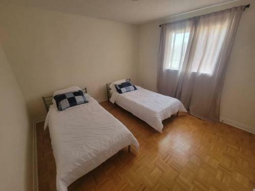 Large Detached 4 Bedroom House Near Wonderland