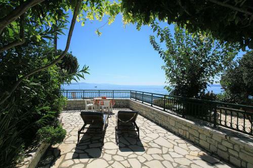 Kaminaki Beachfront Apartments