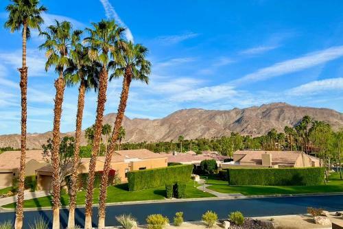 Palm Desert Townhome With Patio, Community Pool
