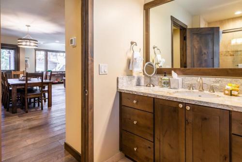 #514 Ski In Ski Out Mountainside Home