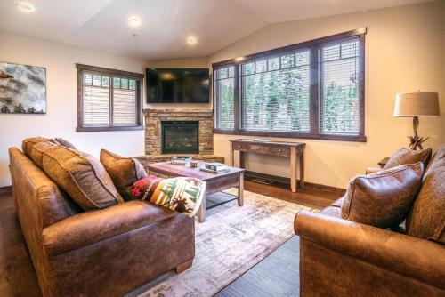 #513 Ski In Ski Out Mountainside Home