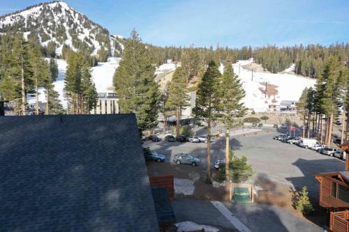 #513 Ski In Ski Out Mountainside Home