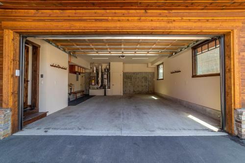 #513 Ski In Ski Out Mountainside Home