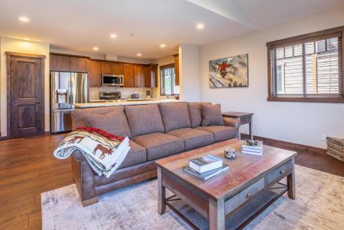 #515 Ski In Ski Out Mountainside Home