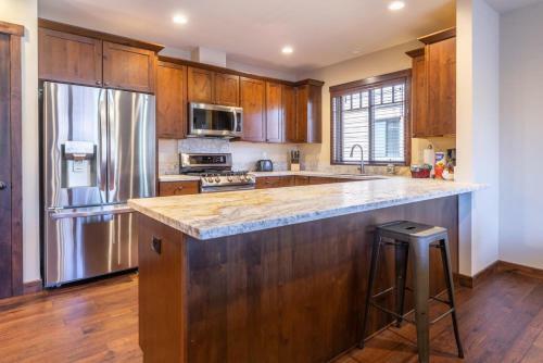 #515 Ski In Ski Out Mountainside Home