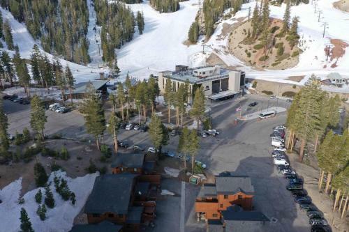 #515 Ski In Ski Out Mountainside Home