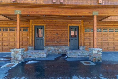 #515 Ski In Ski Out Mountainside Home