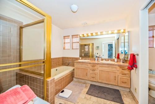 Villa 3 Bedrooms On Venice Beach Canal.