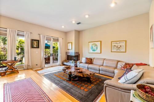 Villa 3 Bedrooms On Venice Beach Canal.