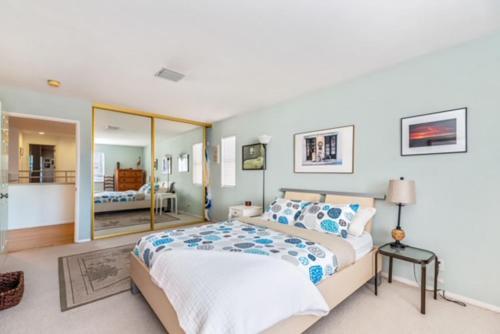 Villa 3 Bedrooms On Venice Beach Canal.