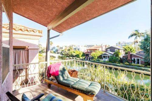 Villa 3 Bedrooms On Venice Beach Canal.