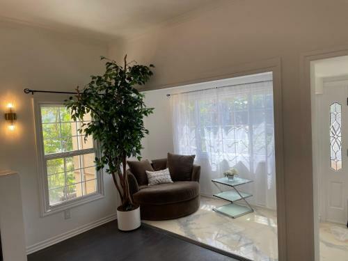Contemporary 5 Bed- 4 Bath Beverly Hills Home