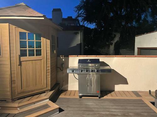Contemporary 5 Bed- 4 Bath Beverly Hills Home