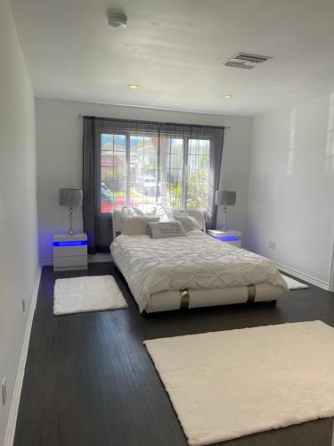 Contemporary 5 Bed- 4 Bath Beverly Hills Home