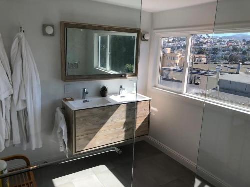 Beautiful 3 Bed 3 Bath Upper House In Bernal Glen