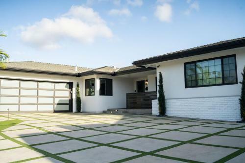 New Modern Luxury Estate - Pool, Slide, Grotto