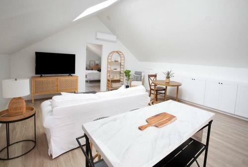 New, Custom-built, Coastal 1 Bedroom/1 Bathroom