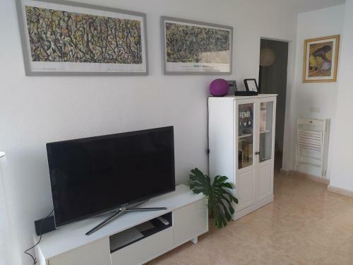 Apartamento Con Porche, Jard�n Y Piscina
