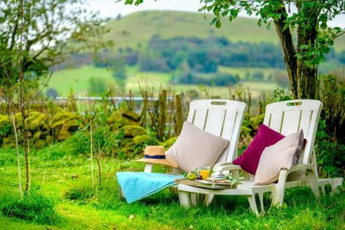 Beautiful Cosy Cottage By A Babbling Brook