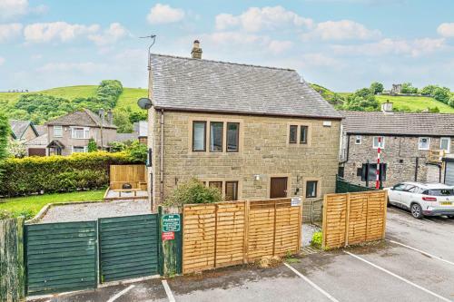 Castleton Holiday Home