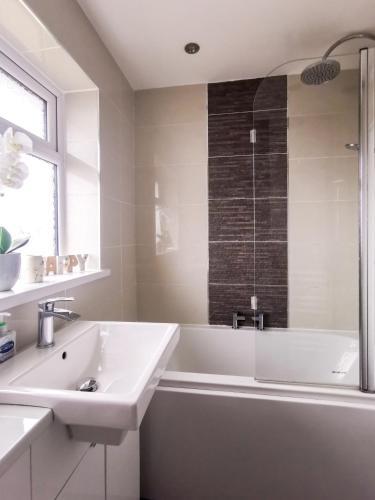 New - Bee At Home. Sleeps 6 People. Bpw.