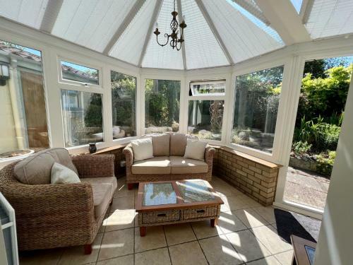 Quaint 2 Bedroom Cottage With Parking