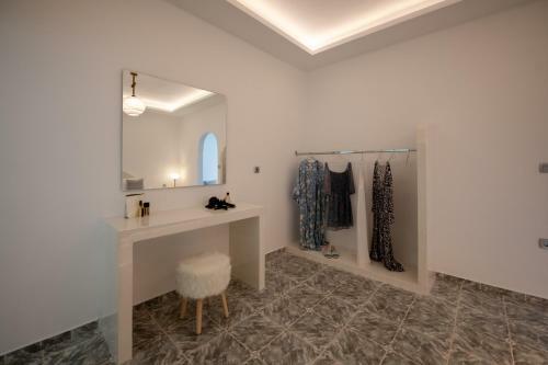 Hostal The F Suites