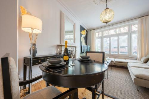 Royal Apartment By T? Sa