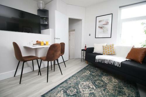 Modern 2 Bedroom Apartment - Central Location!