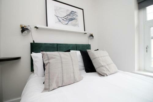 Modern 2 Bedroom Apartment - Central Location!