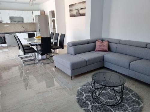 Apartment Gajo With Swimming Pool Near Split