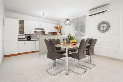 Villa Holiday Home Paligan
