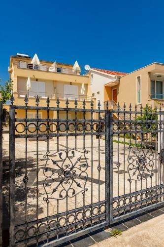Hostal Apartments Mikuli? Rogoznica
