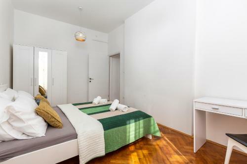 Apartment S With Three Rooms In The Centar