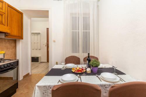 Apartment S With Three Rooms In The Centar