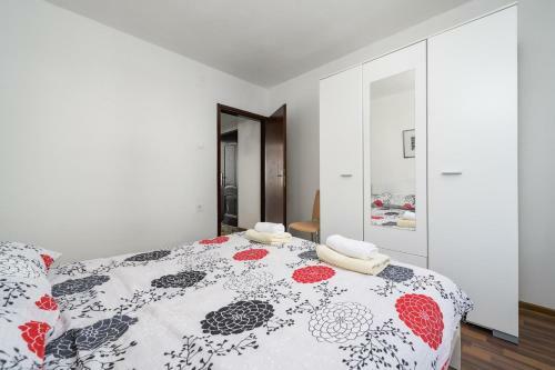 Hostal House With Apartments Mila