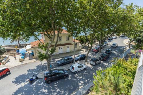 Monte Estoril Train Station - Seaside Apartment