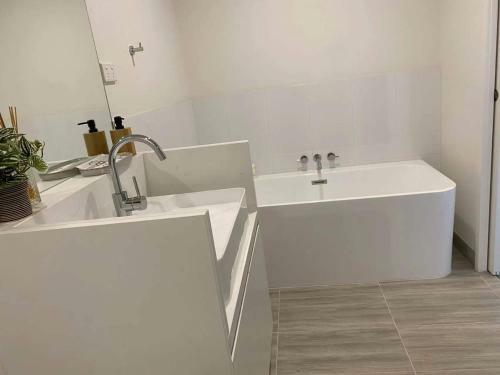 Oakleigh Stylish 3 Bedrooms Apartment 4c
