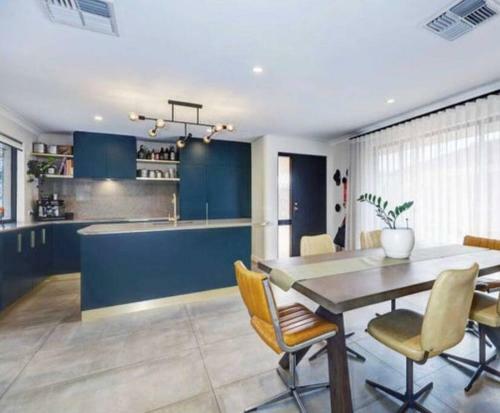Villa Modern, Cheerful, Large Private Home With Secure Parking
