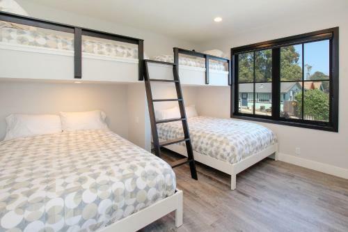 Luxury Twin Lakes Oceanfront Escape