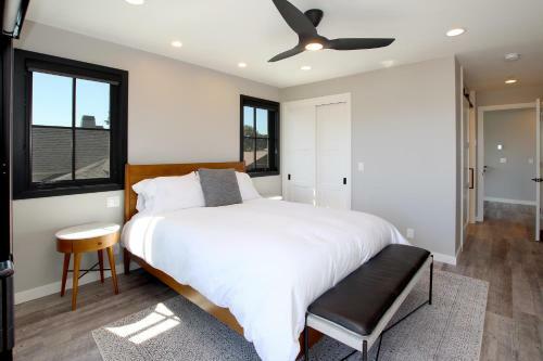 Luxury Twin Lakes Oceanfront Escape