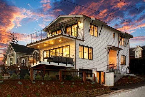 Luxury Twin Lakes Oceanfront Escape