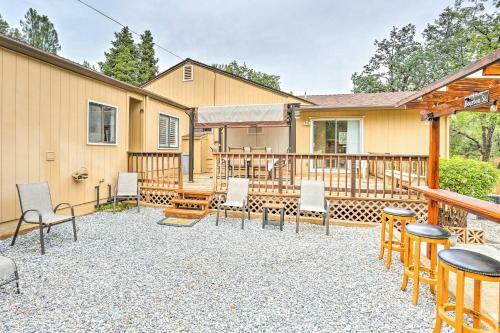 Shasta Lake Escape With Large Yard And Fire Pit!