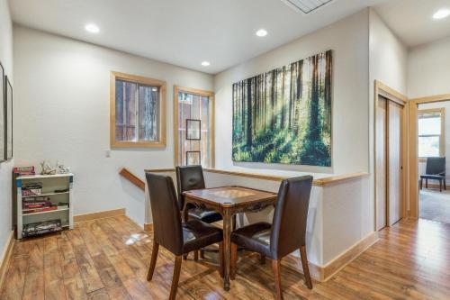 Huge Tri-level 6br 4ba, Continuous Hot Water Tank! Home