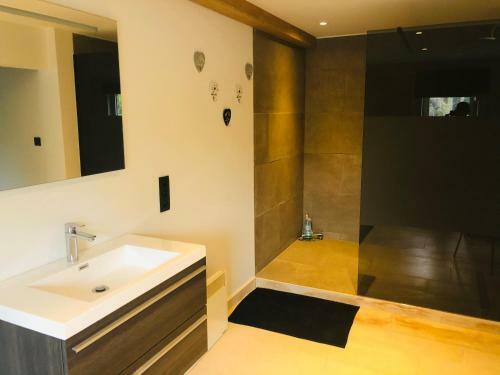 Juste � C�t�, Maison De Caract�re Avec Piscine